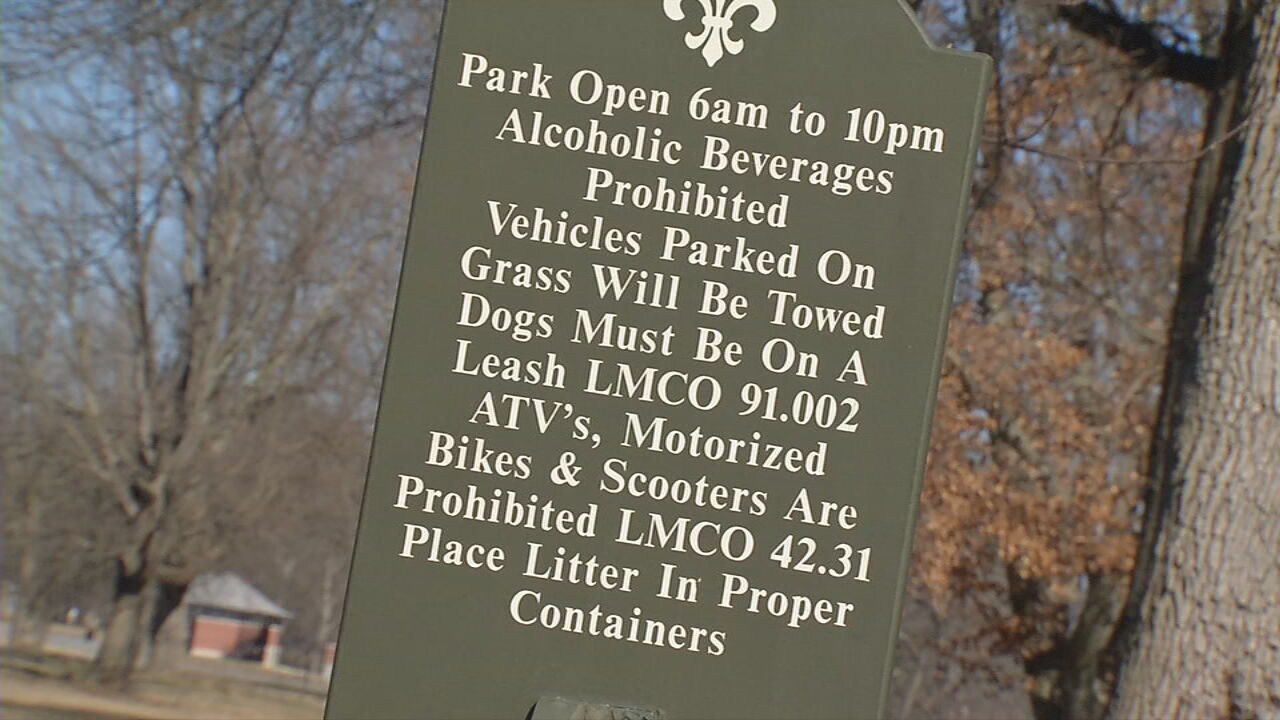 A sign instructing dog owners to keep animals on their leashes at Shawnee Park